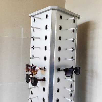 [พรีออเดอร์] ตู้โชว์แว่นตากันแดด 4 ด้าน หมุนได้ ขาตั้งอลูมิเนียมอัลลอยด์ ใส่กรอบแว่นตาได้ 84 ตัวขาย มัดจำได้ 50% - ภาพที่ 4